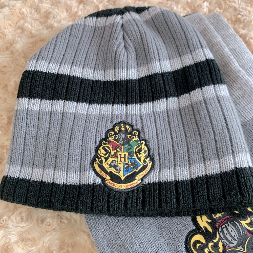 Bioworld Harry Potter House Crest Unisex Hat Scarf Set - Picture 3 of 4